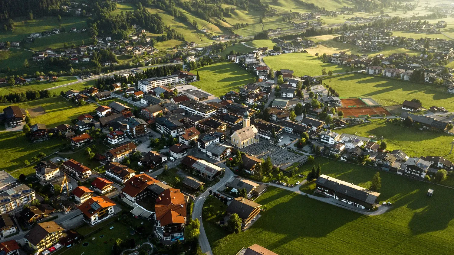 Luftaufnahme von Westendorf im Brixental, eingebettet in die Kitzbüheler Alpen